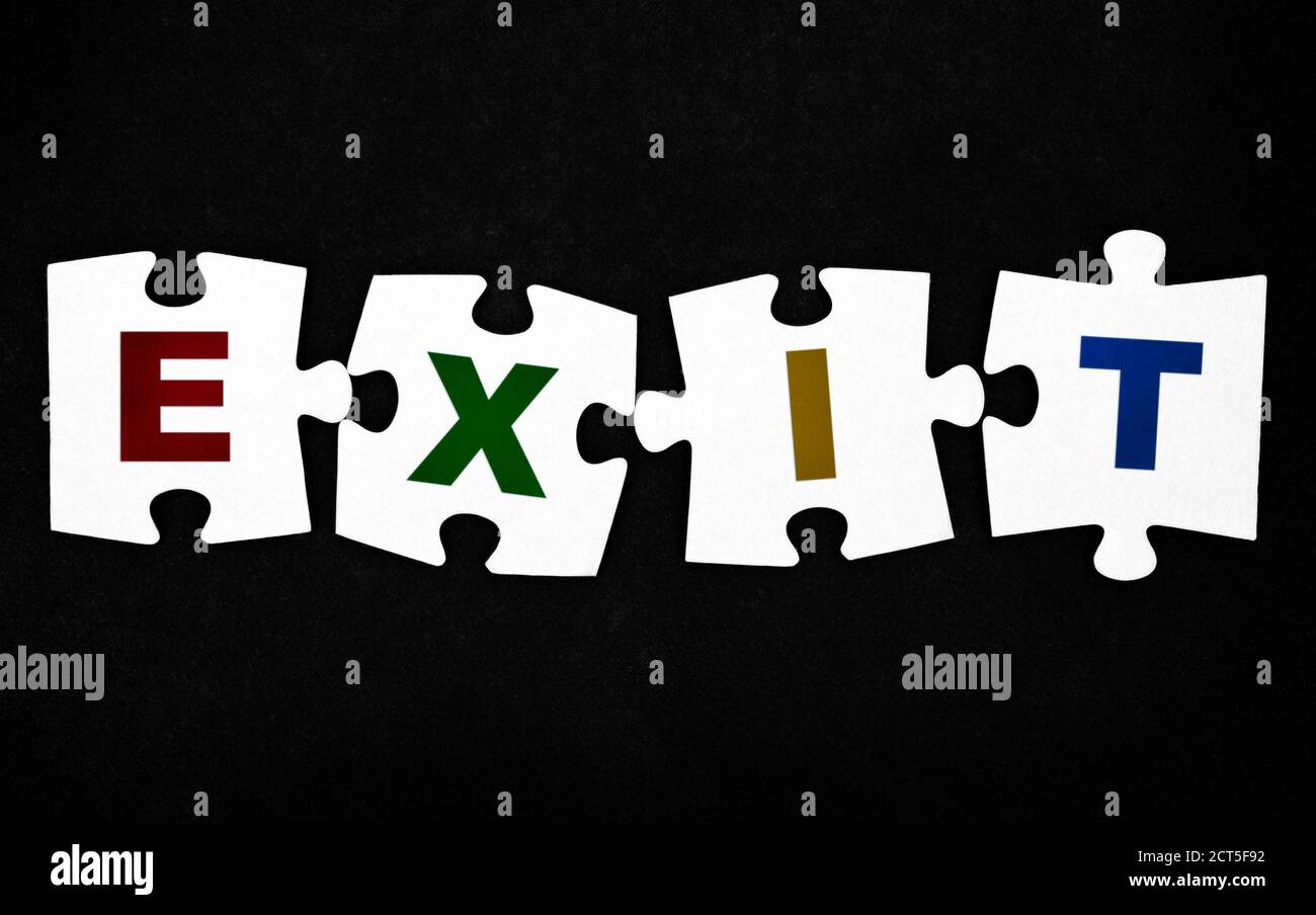 Quattro pezzi di puzzle con lettere Esci su sfondo nero. Foto Stock