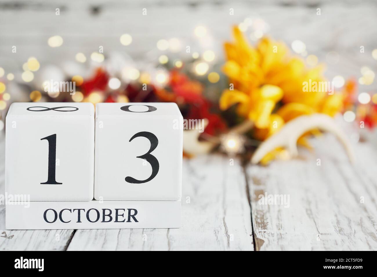Blocchi di calendario in legno bianco con la data 13 ottobre e decorazioni autunnali su un tavolo di legno. Messa a fuoco selettiva con sfondo sfocato. Foto Stock