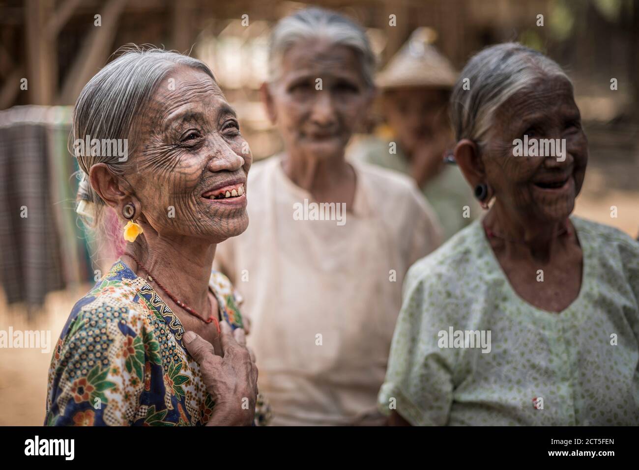 Donna tatuata di un villaggio di tribù di Chin, Stato di Chin, Myanmar (Birmania) Foto Stock