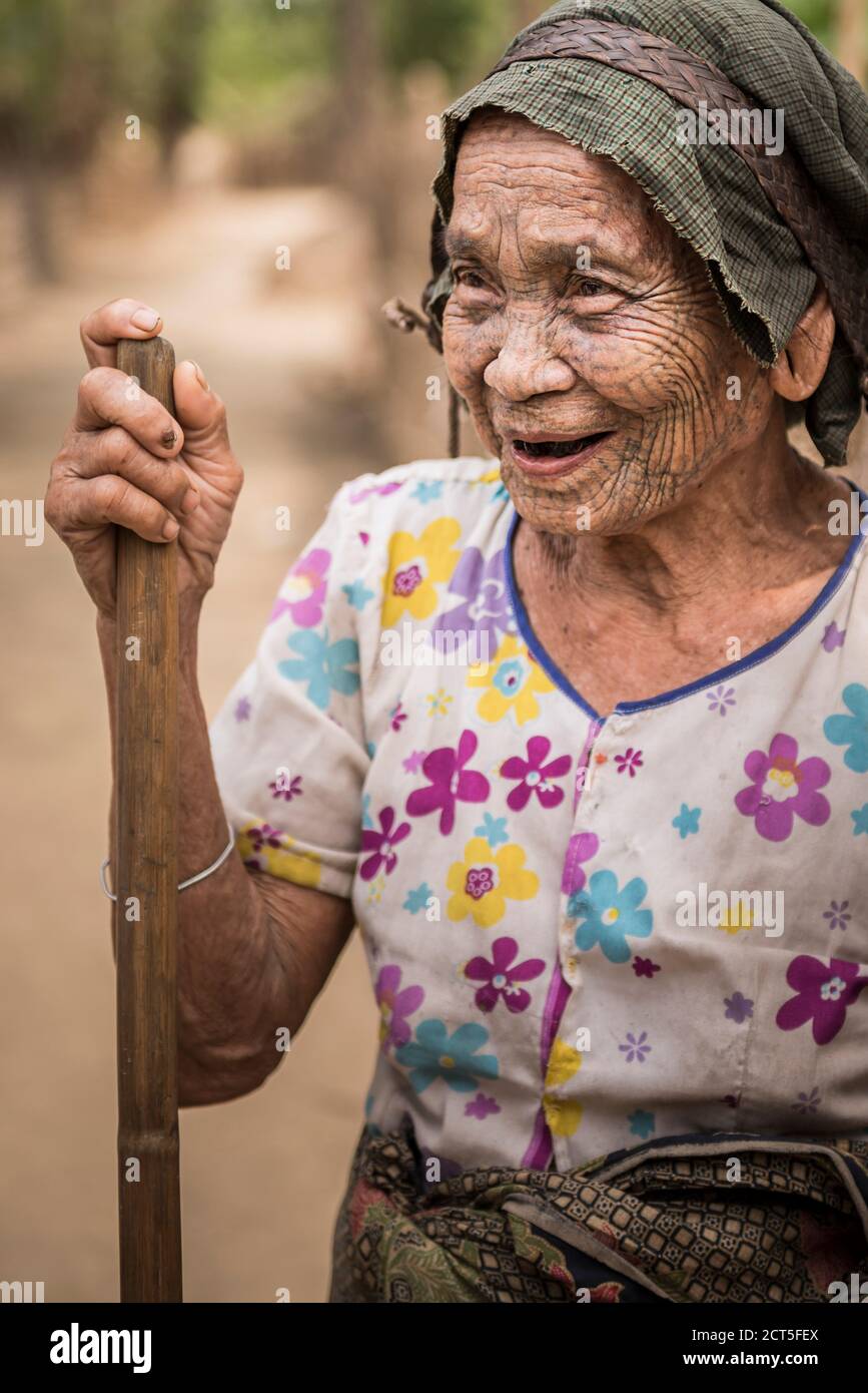 Donna tatuata di un villaggio di tribù di Chin, Stato di Chin, Myanmar (Birmania) Foto Stock