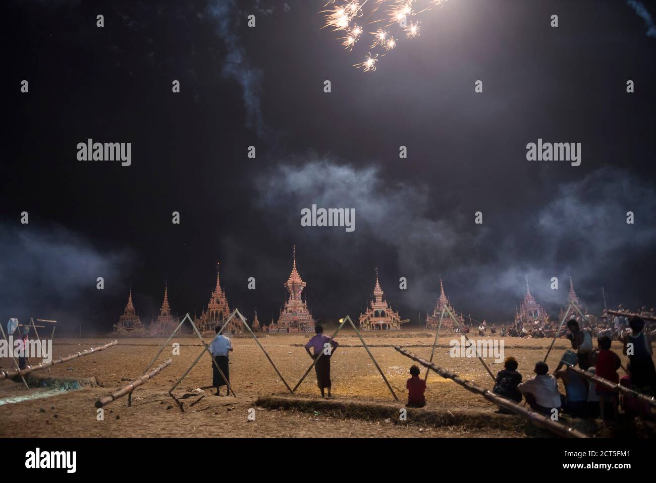 Mrauk U, Dung BWE Festival per il passaggio di un importante monaco buddista, Rakhine state, Myanmar (Birmania) Foto Stock