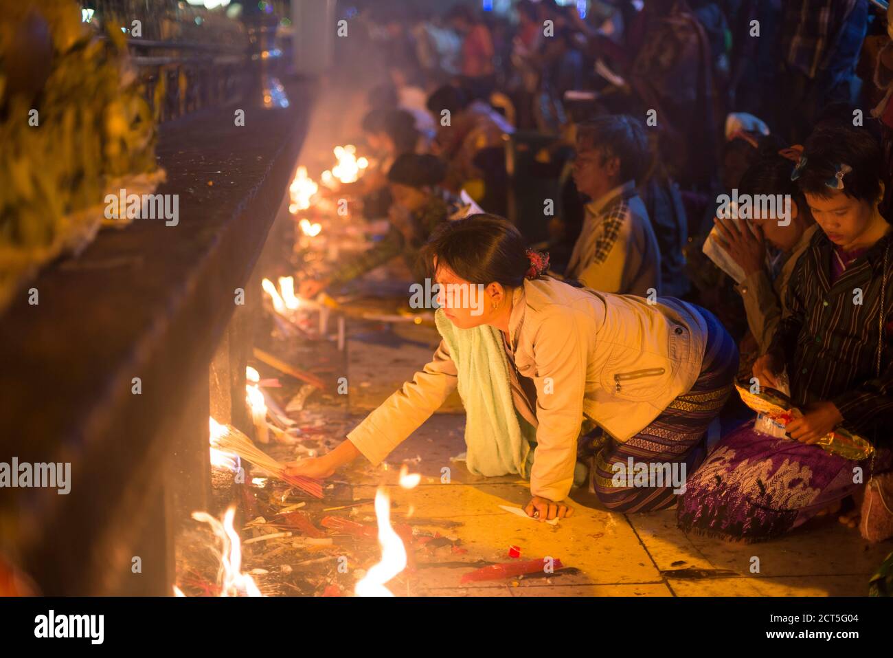 Pellegrini in preghiera a Golden Rock (Kyaiktiyo Pagoda) di notte, Mon state, Myanmar (Birmania) Foto Stock