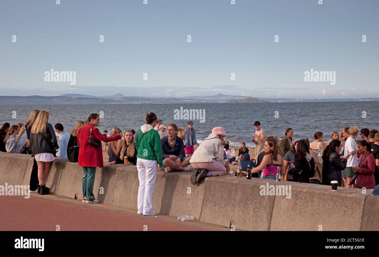 Portobello Beach, Edimburgo, Scozia, Regno Unito. 18 settembre 2020. Folle di giovani che non si allontanano socialmente l'uno dall'altro Foto Stock