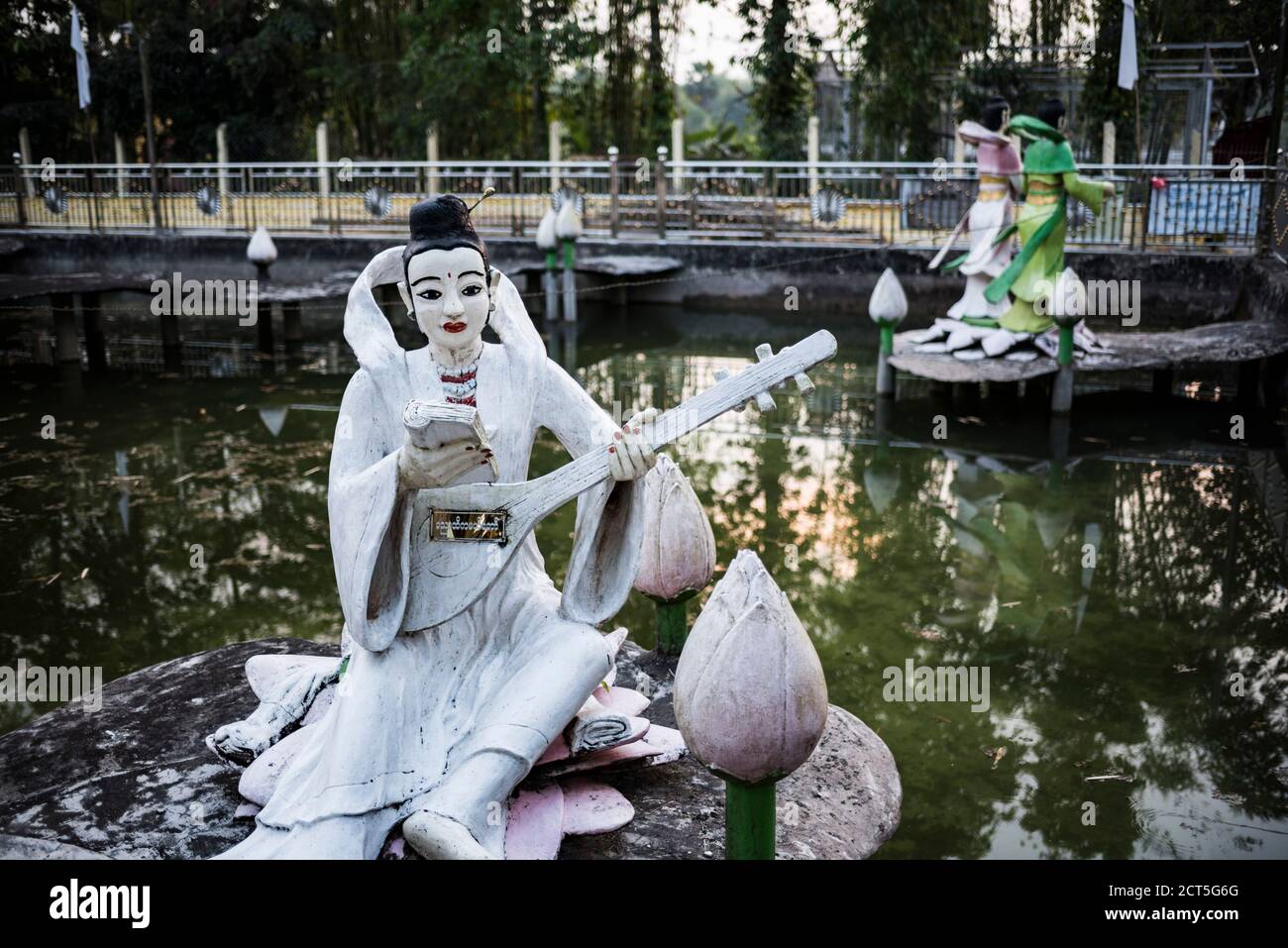 Statue buddiste al tempio serpente, Yangon (Rangoon), Myanmar (Birmania) Foto Stock