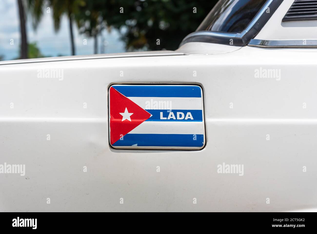 28 agosto 2019: Adesivo marchio auto Lada con bandiera cubana. Cienfuegos, Cuba Foto Stock