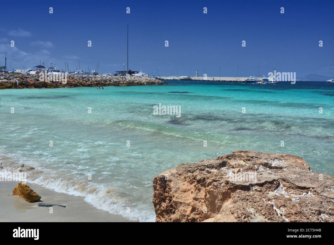 La spiaggia e il paesaggio marino delle Baleari dell'isola di Formentera. Foto Stock