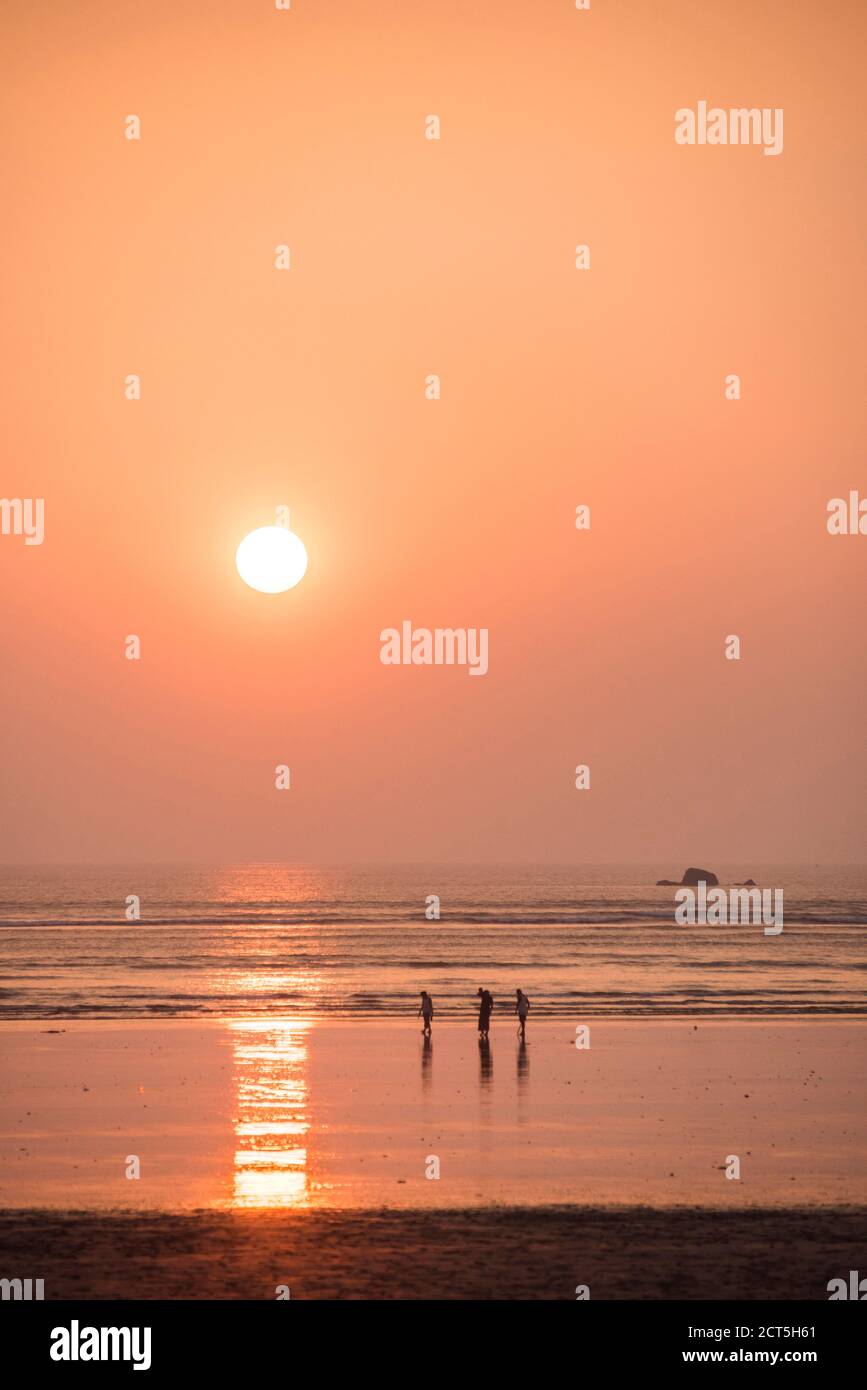 Persone sulla spiaggia di Maungmagan al tramonto, Dawei, regione Tanintharyi, Myanmar (Birmania) Foto Stock