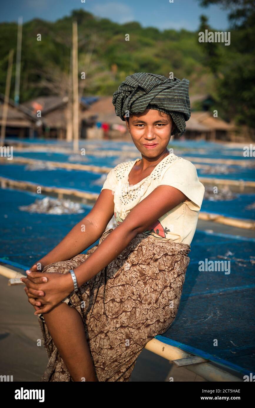 Ritratto di donna birmana al villaggio di pescatori di Tizit Beach, Penisola di Dawei, Regione Tanintharyi, Myanmar (Birmania) Foto Stock