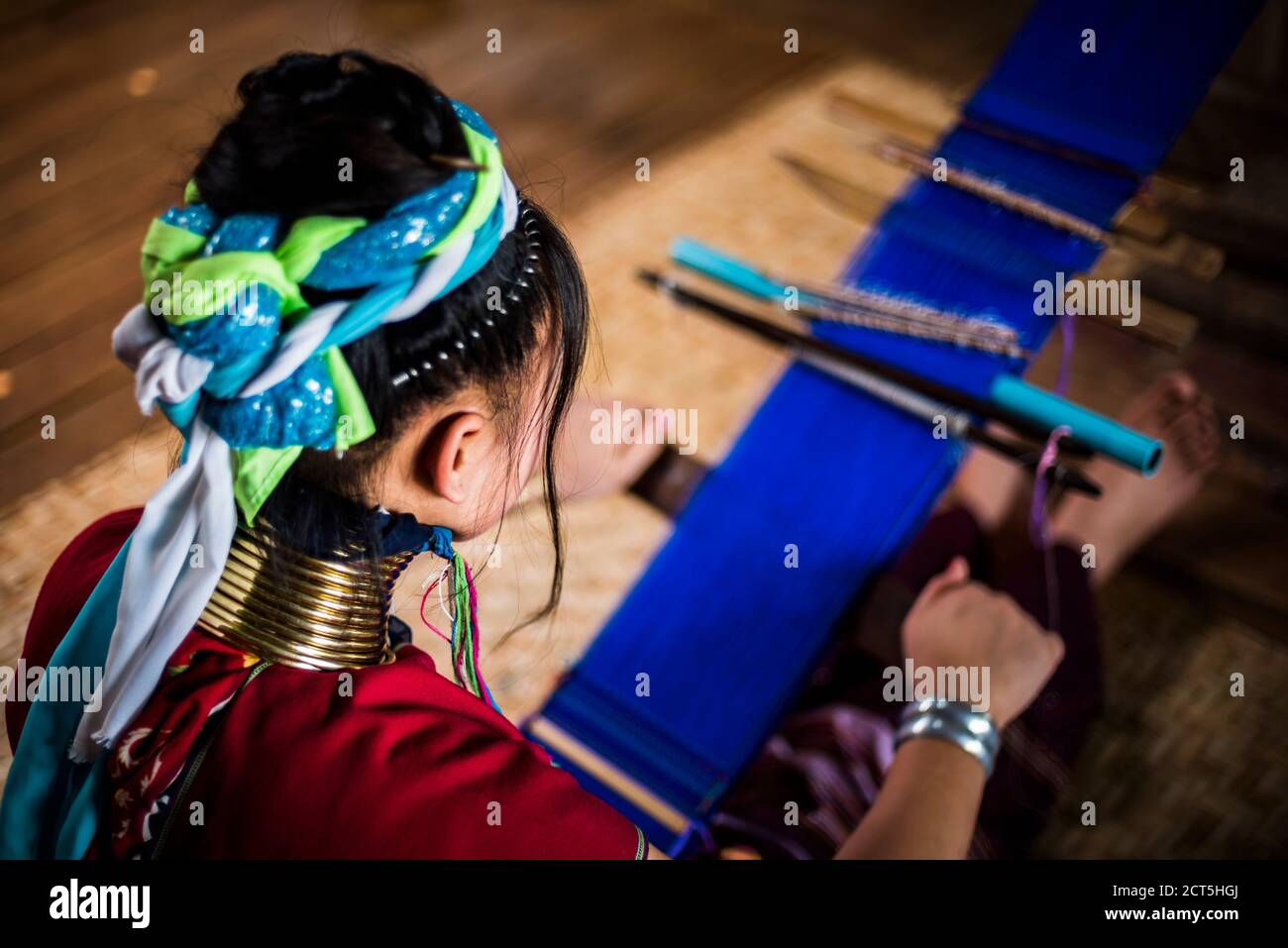 Donna del collo di blocco della tribù Palaung tessendo a Inle Lake, Stato Shan, Myanmar (Birmania) Foto Stock