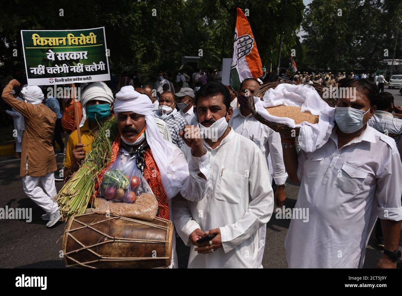 I lavoratori del partito dell'opposizione protestano a Nuova Delhi, in India, contro il passaggio del Farm Bill da parte del Parlamento. I partiti di opposizione hanno definito il progetto di legge "chi chiama la democrazia". Fotografia:L Sondeep Shankar Foto Stock