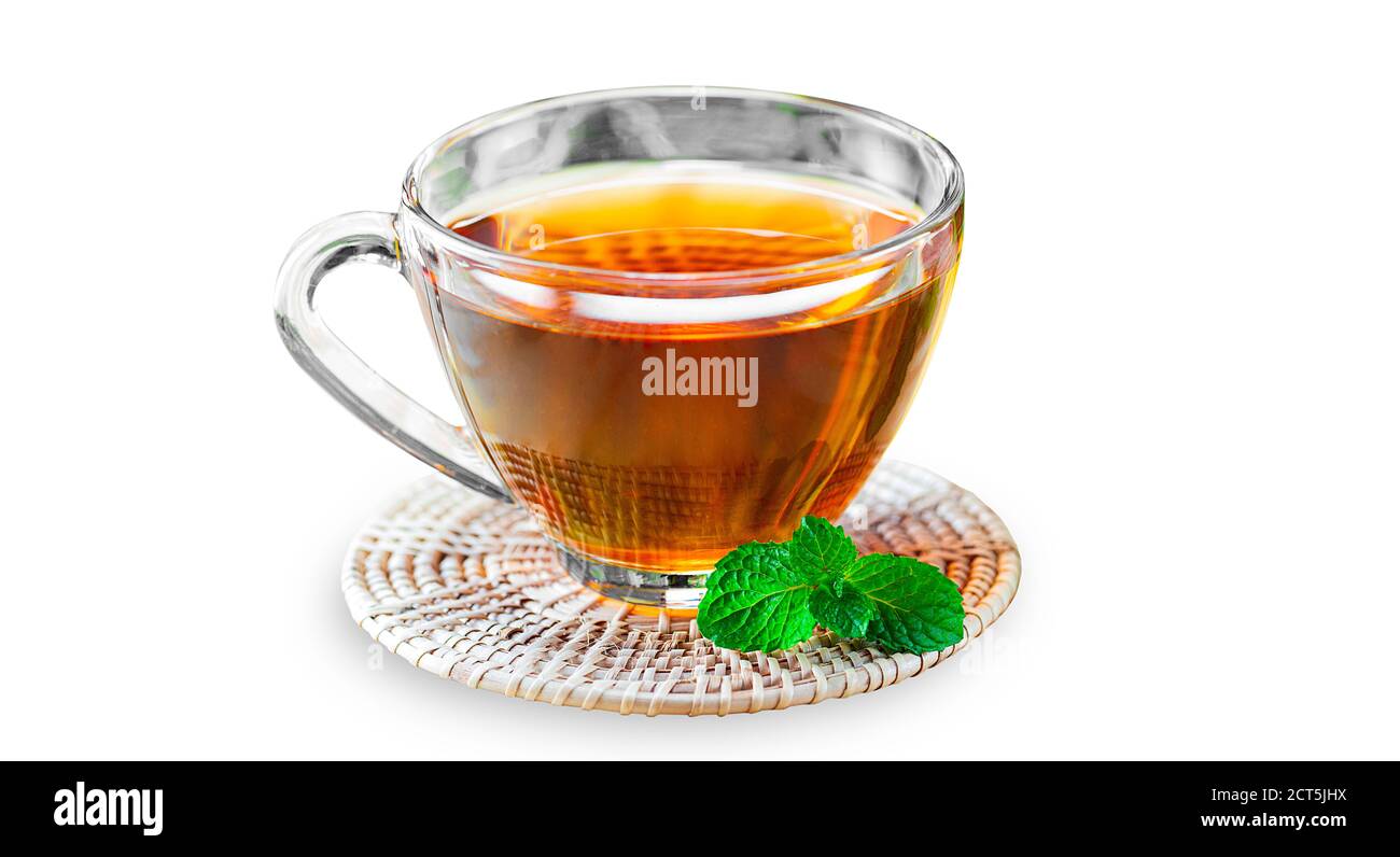 Tè nero biologico in tazza di vetro su montagne russe di legno su sfondo bianco isolato con percorso di ritaglio. Tè nero cinese caldo servito con foglie di menta hanno g Foto Stock