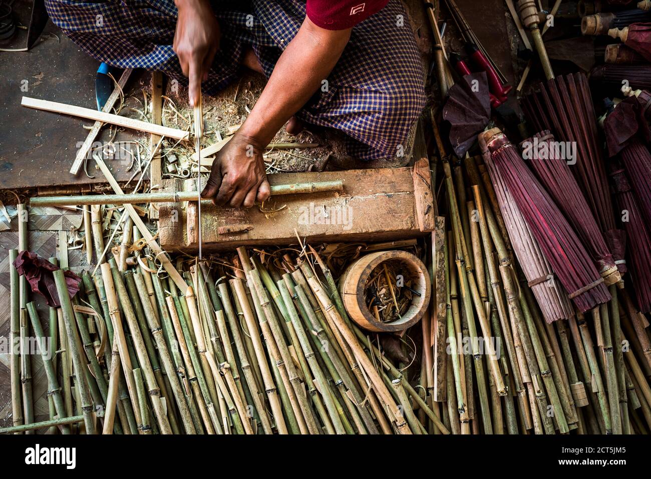 Fare un parasolo tradizionale a Pindaya, Stato Shan, Myanmar (Birmania) Foto Stock