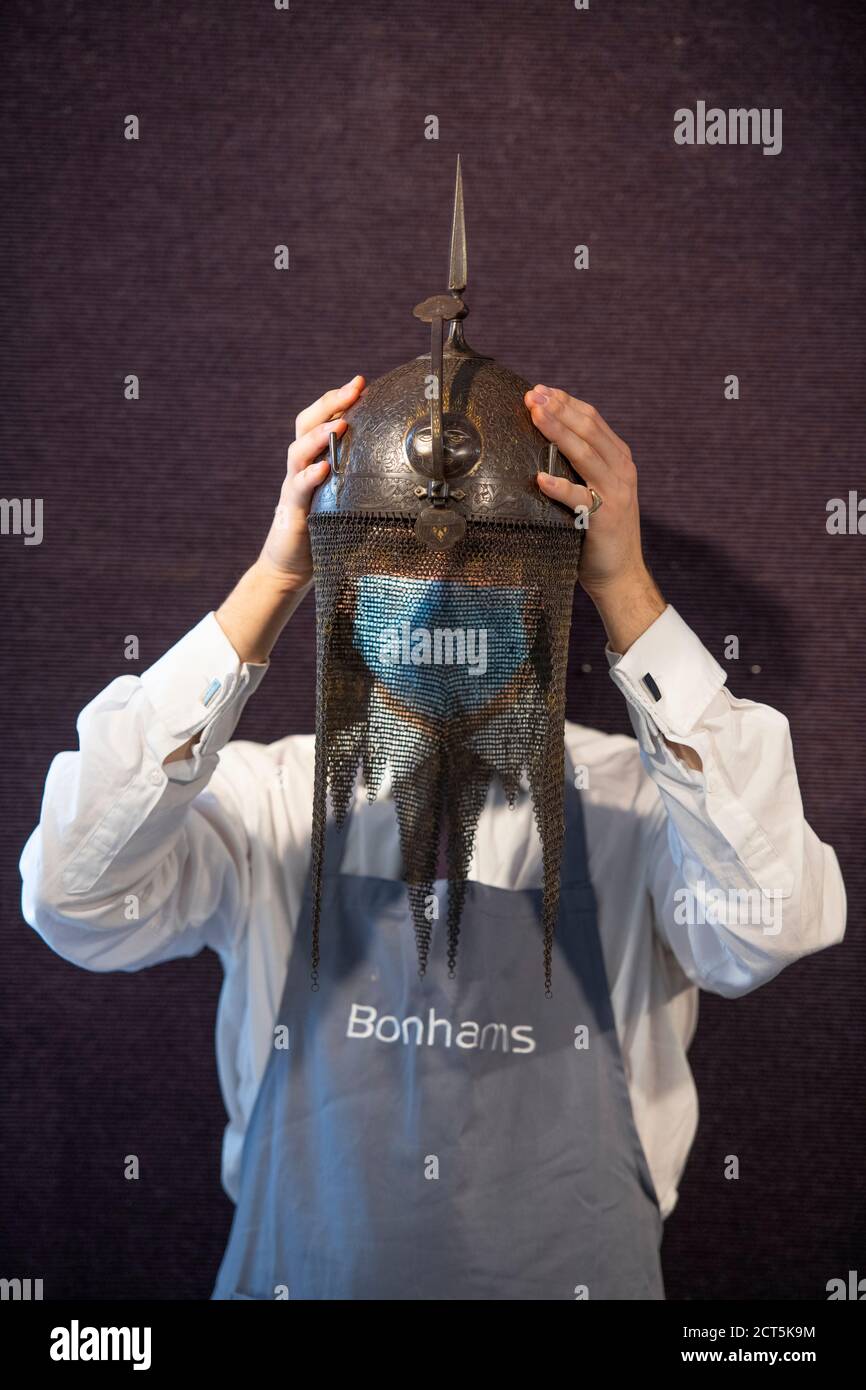 Bonhams, Knightsbridge, Londra, Regno Unito. 21 settembre 2020. La vendita di armi antiche e Armour presenta un importante gruppo di principalmente 18 °-19 ° c. Armi da fuoco britanniche dalla maggior parte dei produttori leader del loro tempo. Immagine: Un persiano in acciaio Kulah Khud, Qajar, 19 ° secolo, £800-1,200. Credit: Malcolm Park/Alamy Live News. Foto Stock
