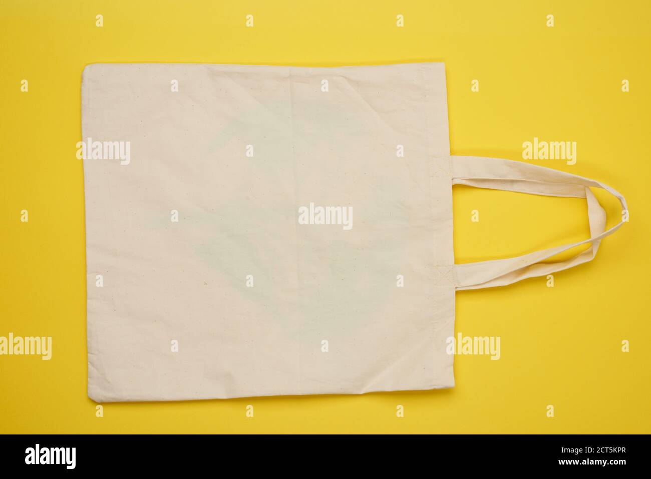 sacchetto di tessuto beige vuoto su sfondo giallo, rifiuto di sacchetti di plastica, posa piatta, zero rifiuti Foto Stock
