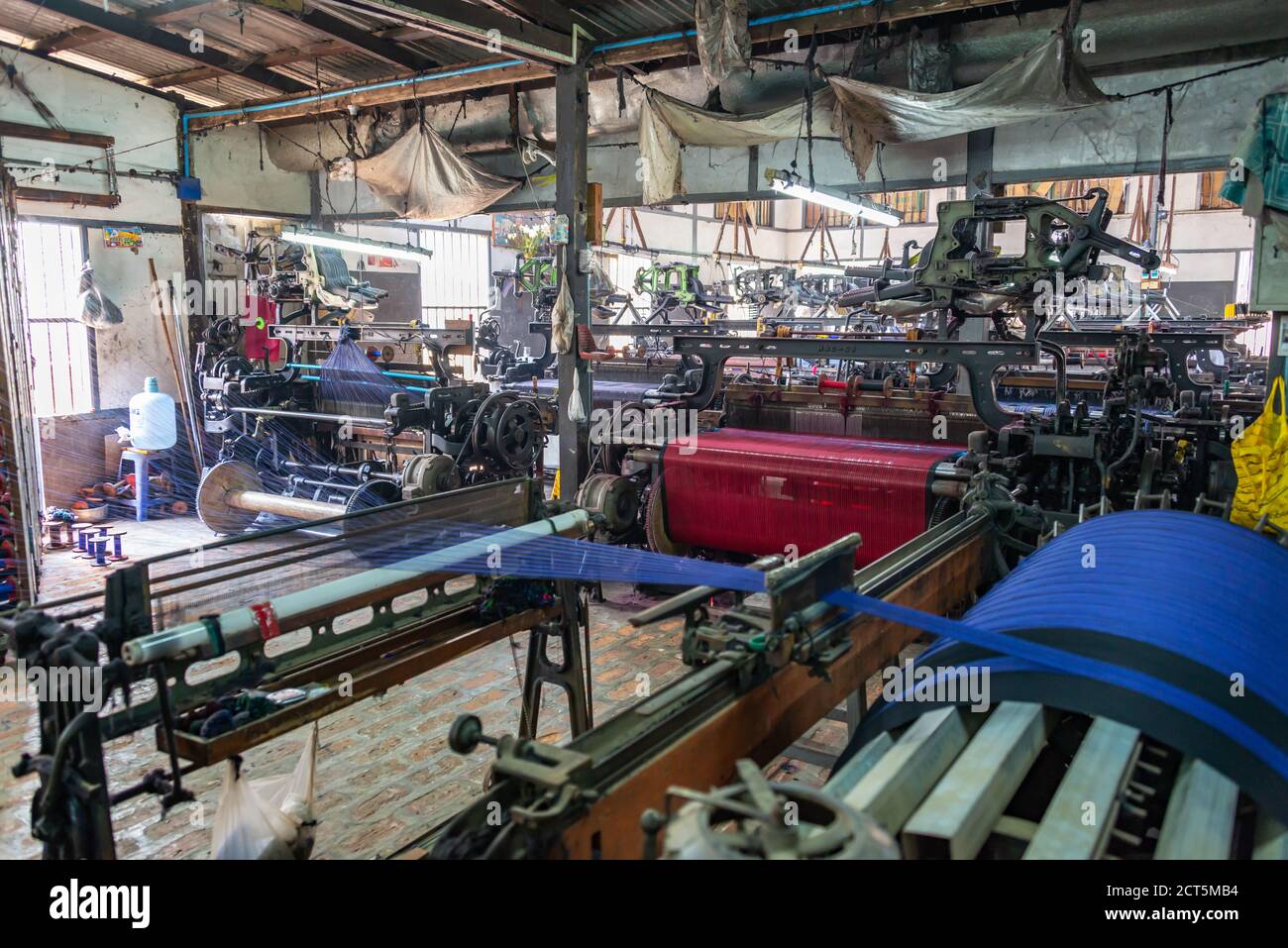 Macchine in laboratorio di tessitura della seta, fabbrica tessile ad Amarapura, Myanmar Birmania Foto Stock
