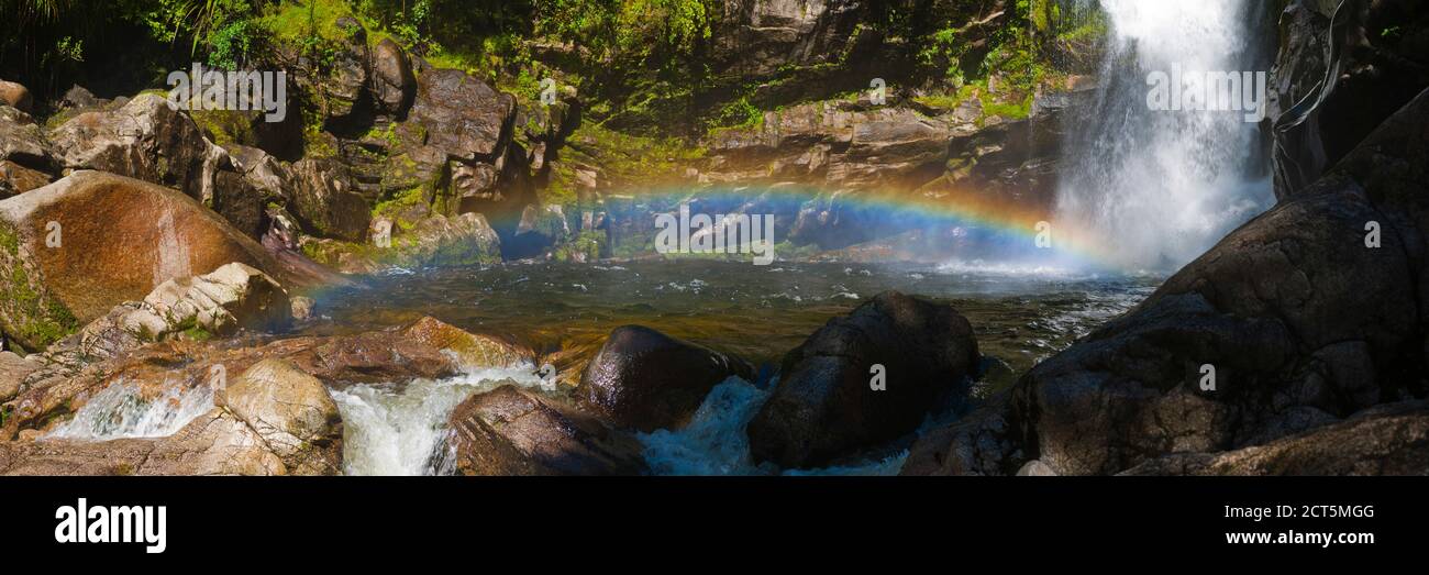 Foto panoramica dell'arcobaleno alle Cascate di Wainui, una cascata nella regione della Golden Bay, Isola del Sud, Nuova Zelanda Foto Stock