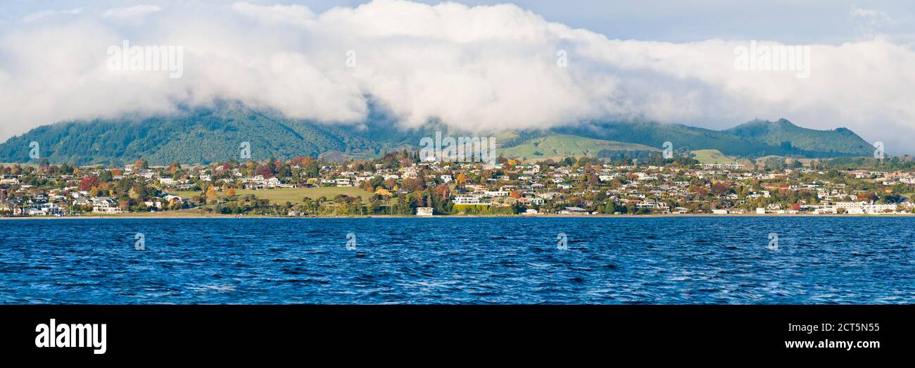 Foto panoramica del centro città di Taupo da una barca sul lago Taupo, regione di Waikato, Isola del Nord, Nuova Zelanda Foto Stock