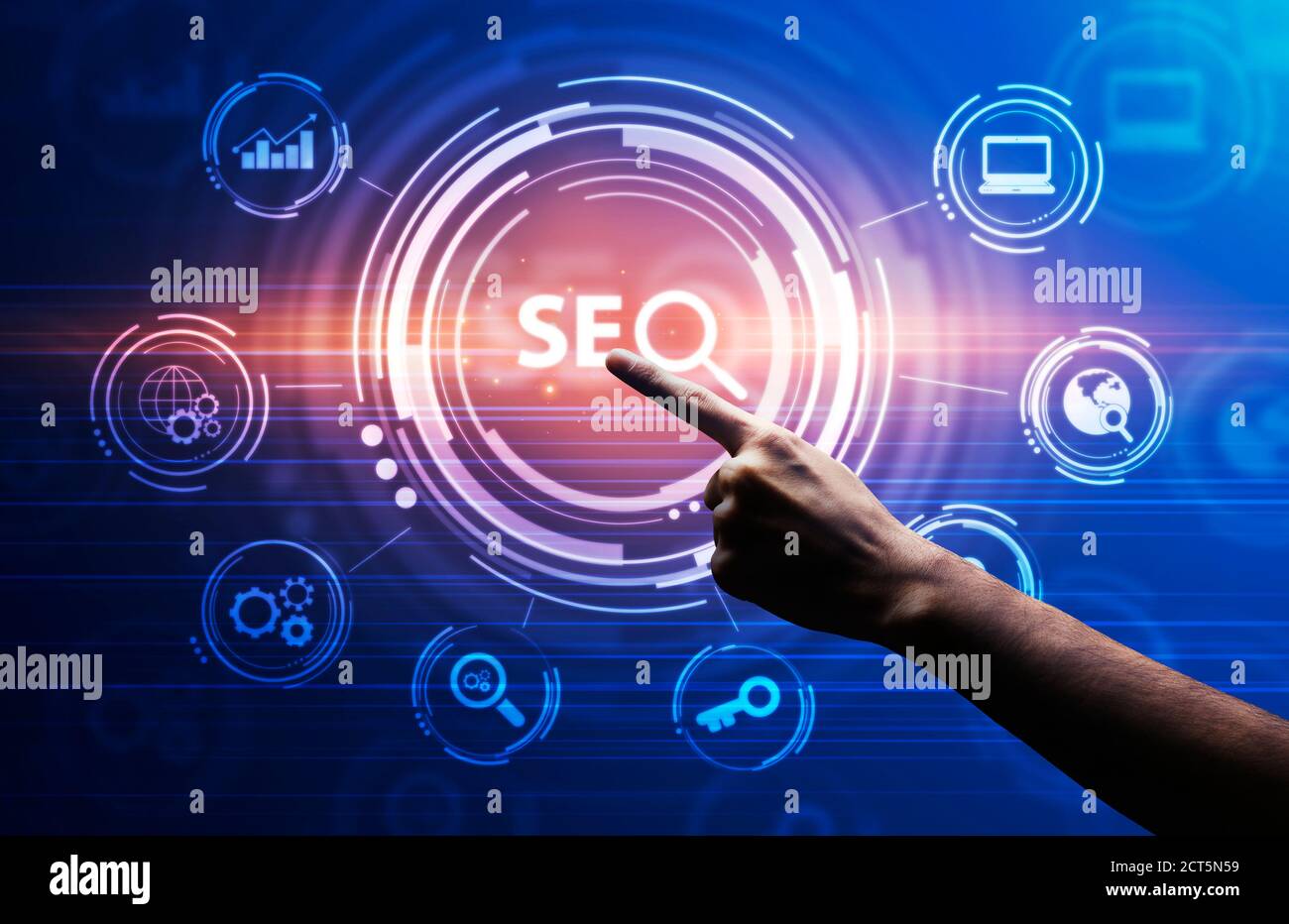 SEO-Optimization Collage, Male mano che fa clic su Seo Parola chiave su sfondo blu Foto Stock