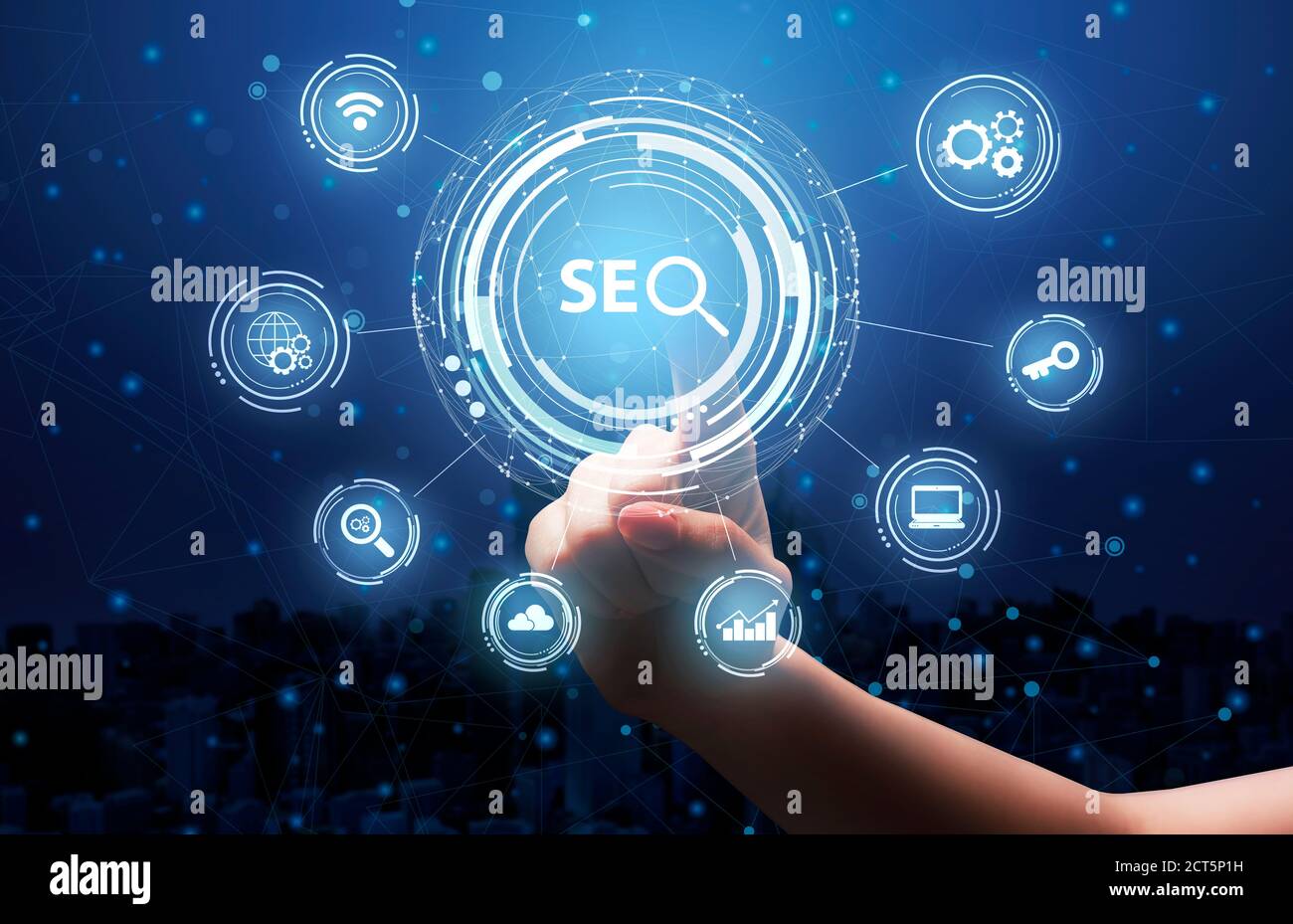 La mano femminile che fa clic su Seo Keyword sul pannello virtuale, sfondo blu Foto Stock