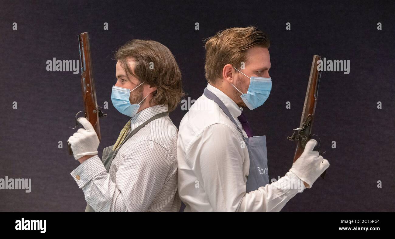 Bonhams, Knightsbridge, Londra, Regno Unito. 21 settembre 2020. La vendita di armi antiche e Armour presenta un importante gruppo di principalmente 18 °-19 ° c. Armi da fuoco britanniche dalla maggior parte dei produttori leader del loro tempo. Immagine: Un paio di pistole Flintlock Dueling a 32 fori con rivestimento molto fine di H.W. Mortimer & Son, 89 Fleet St., Londra, Gun-Makers a sua Maestà Londra, No. 1324, Circa 1810, £15,000-20,000. Credit: Malcolm Park/Alamy Live News. Foto Stock