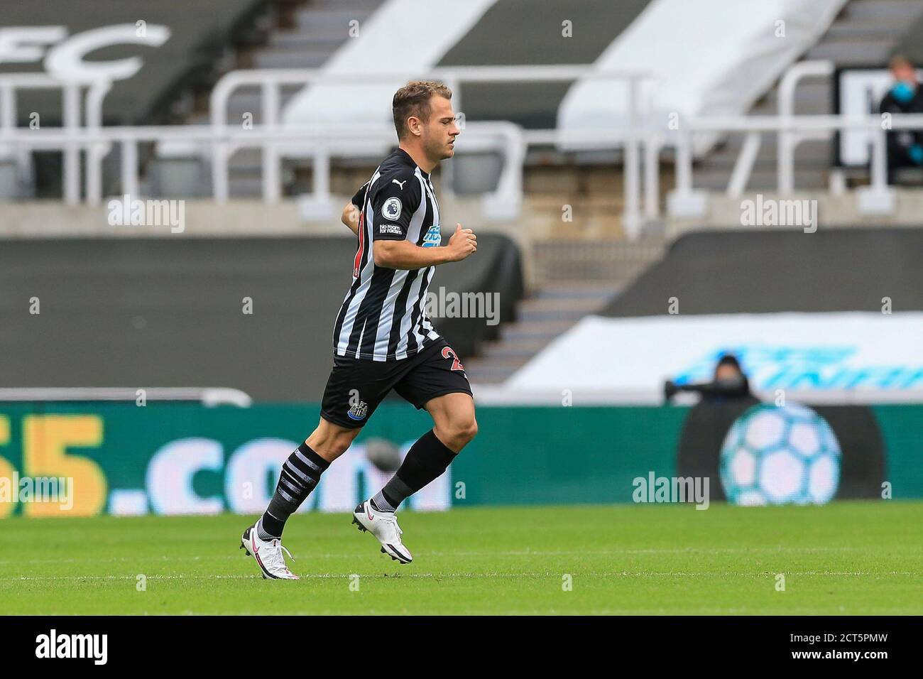 Ryan Fraser (21) di Newcastle United sostituisce Allan Saint-Maximin (10) Di Newcastle Unito a causa di pregiudizio per rendere suo Premier Debutto in lega per Newcastle United Foto Stock