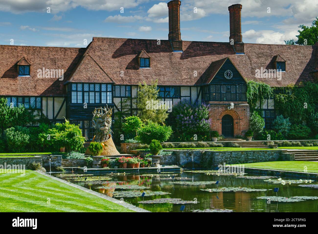 Il laboratorio e il canale Jellicoe con le ninfee al RHS Garden, Wisley, Surrey, Regno Unito Foto Stock