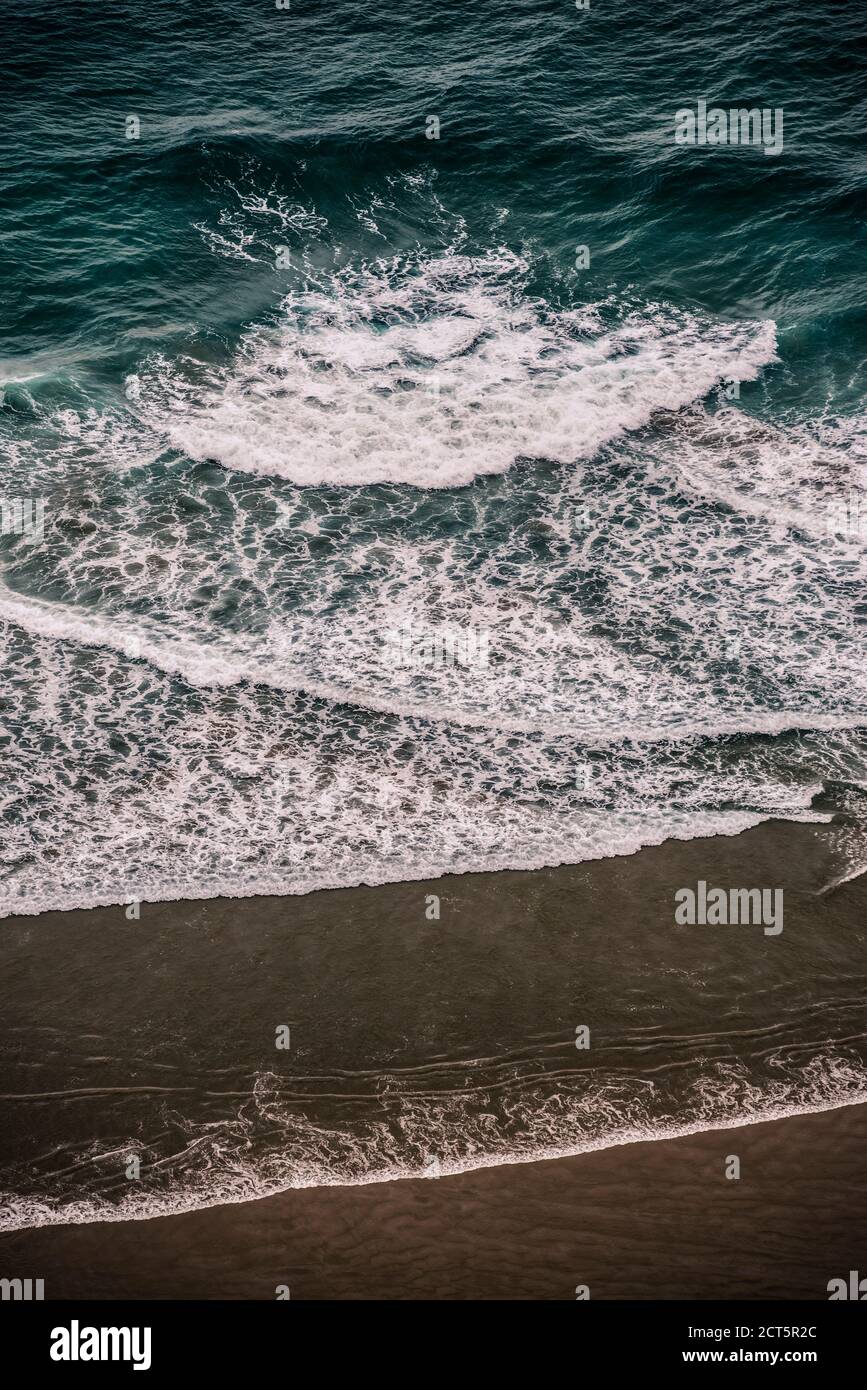 Onde create dal 'Meeting of the Seas', dove il Mare della Tasmania incontra l'Oceano Pacifico, Capo Reinga, Nuova Zelanda Foto Stock