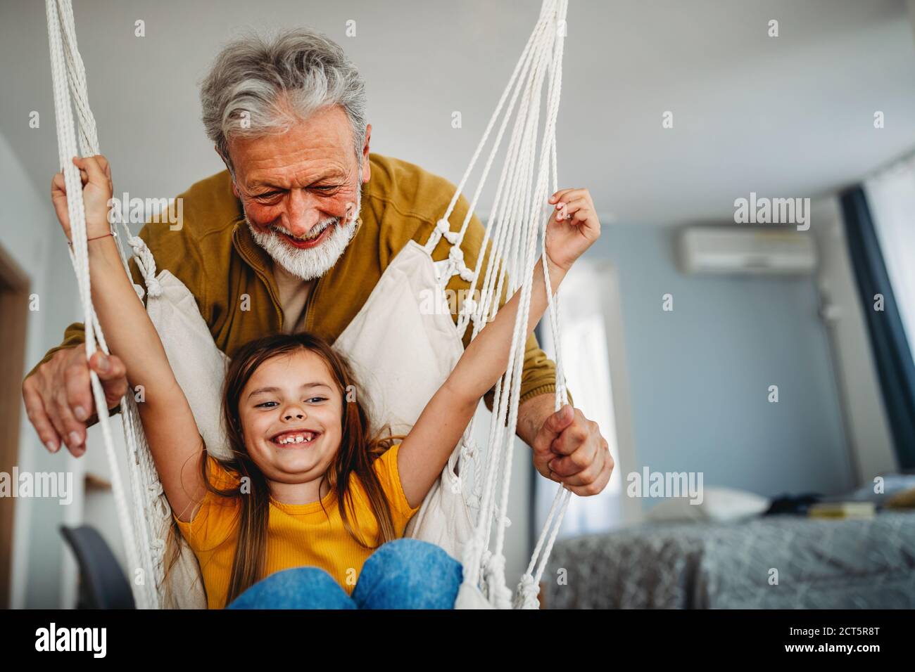 Buon nonno che gioca, divertendosi con i nipoti Foto Stock