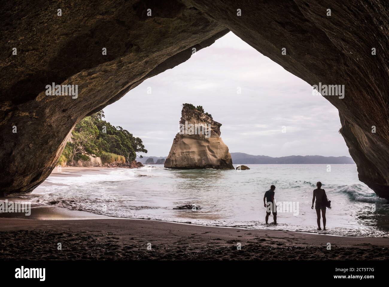 Turisti a Cathedral Cove, Coromandel Peninsula, Nuova Zelanda Isola del Nord Foto Stock