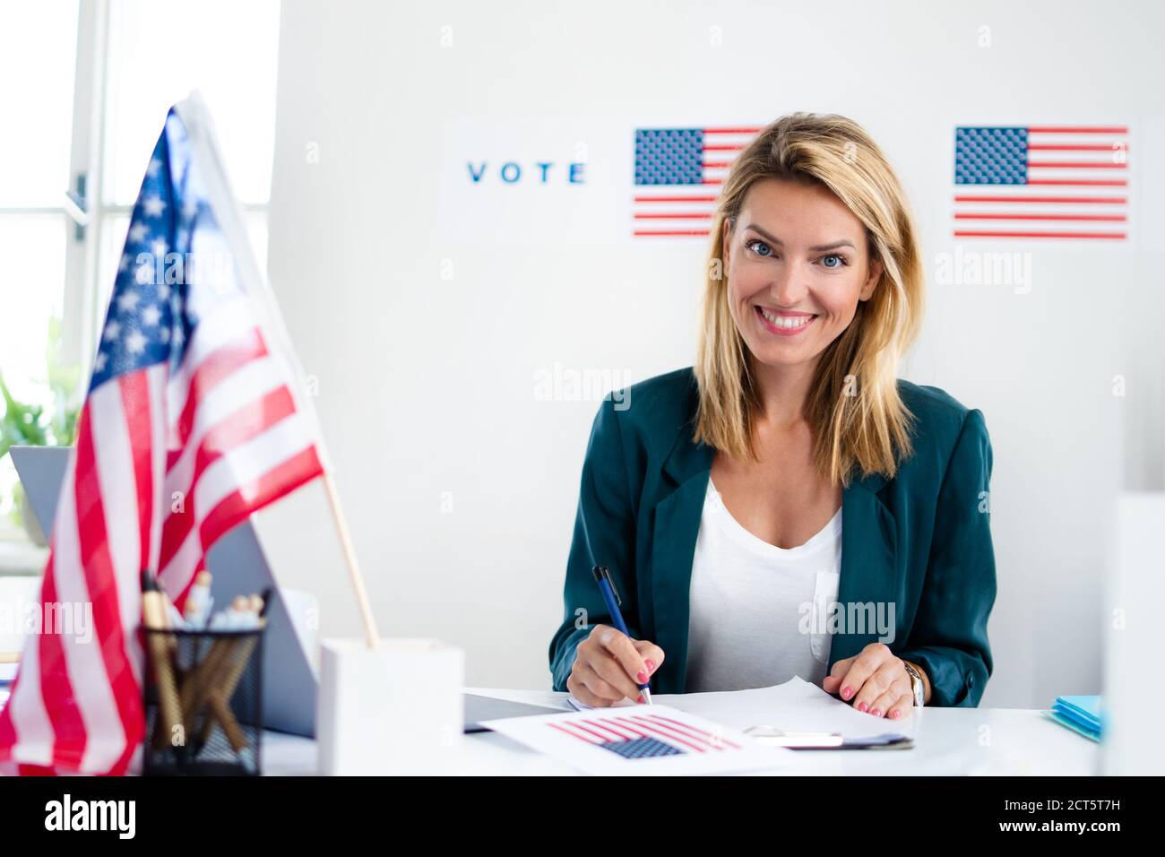 Membro della commissione elettorale in sede di scrutinio, elezioni usa. Foto Stock