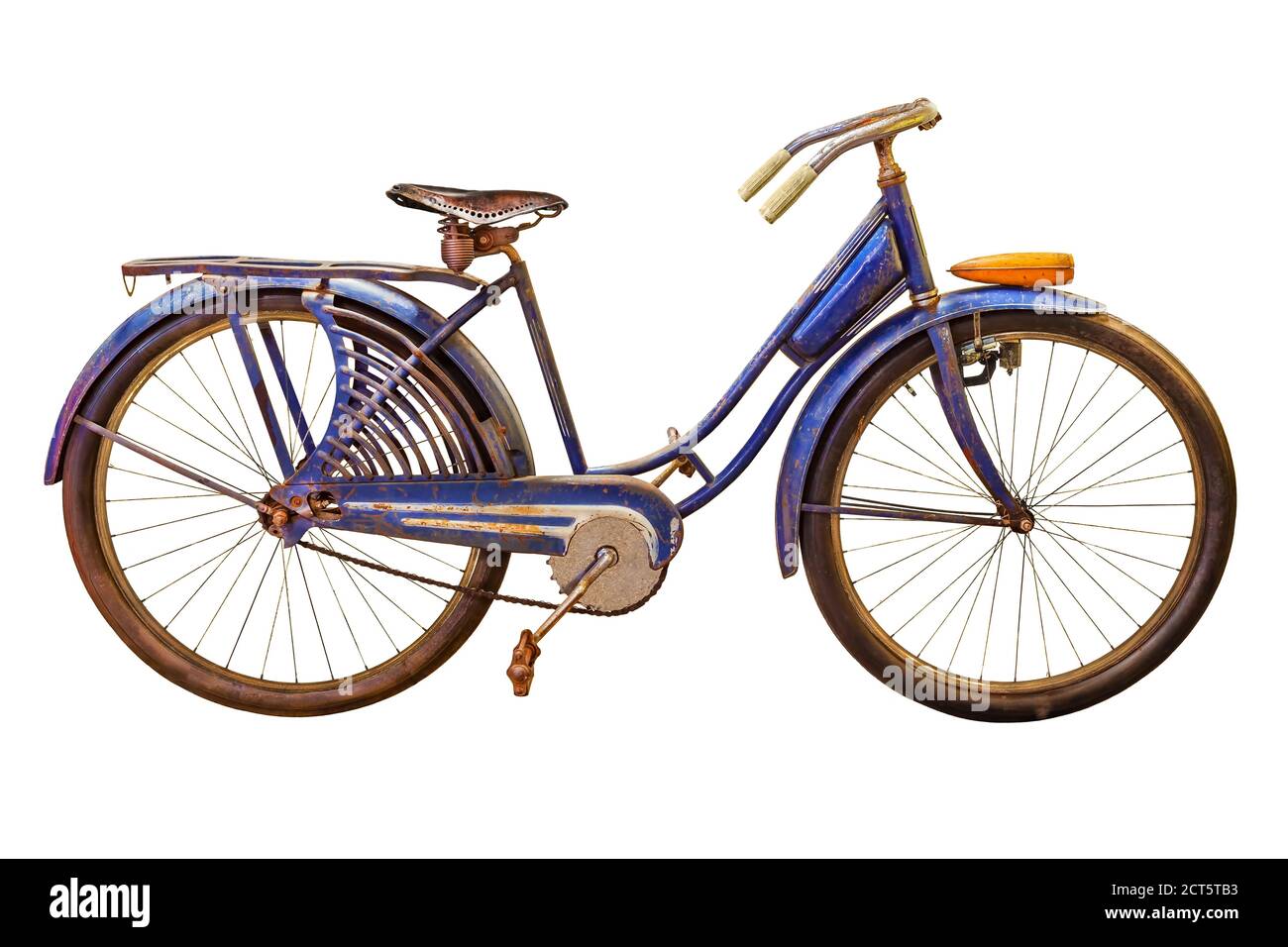 Bicicletta da spiaggia blu arrugginita d'epoca isolata su un bianco sfondo Foto Stock