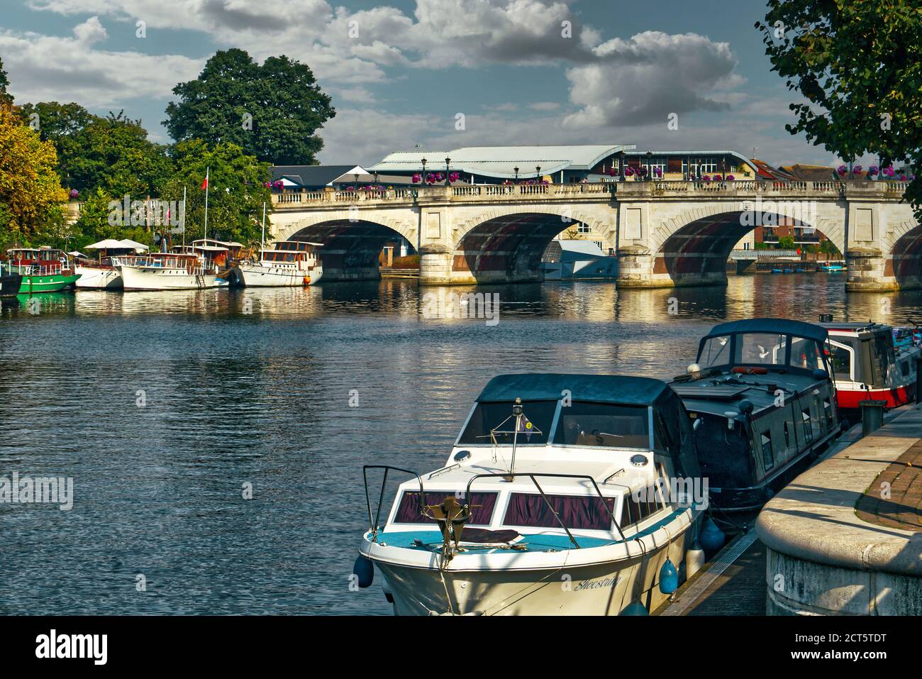 Barche ormeggiate lungo il Tamigi vicino a Kingston Bridge a Kingston Upon Thames, Greater London, UK Foto Stock