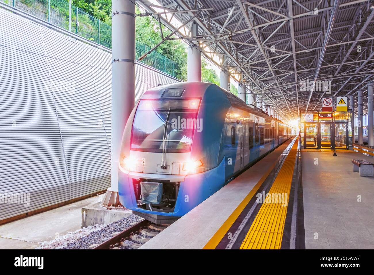 Treno veloce suburbano in attesa di passeggeri la stazione, piattaforma vuota Foto Stock