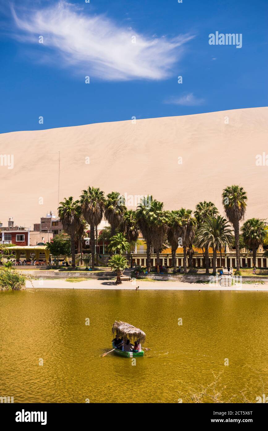 Laguna di Huacachina a Huacachina, un villaggio di oasi circondato da dune di sabbia nel deserto, regione di Ica, Perù, Sud America Foto Stock