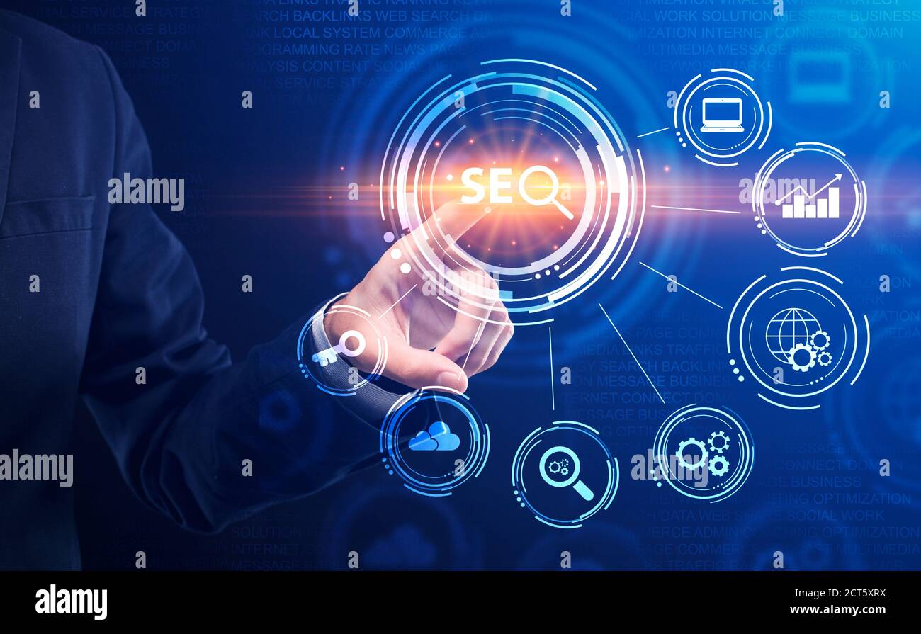 Uomo d'affari premendo tasto con parola Seo su sfondo blu, ritagliato Foto Stock