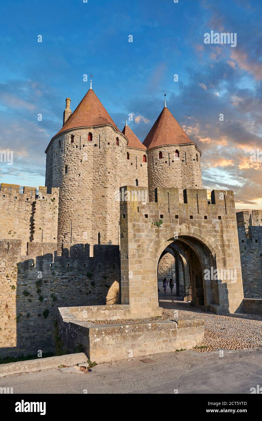 Carcassonne medievale fortificazioni porta storica e mura di battaglia, Carcassonne Francia Foto Stock
