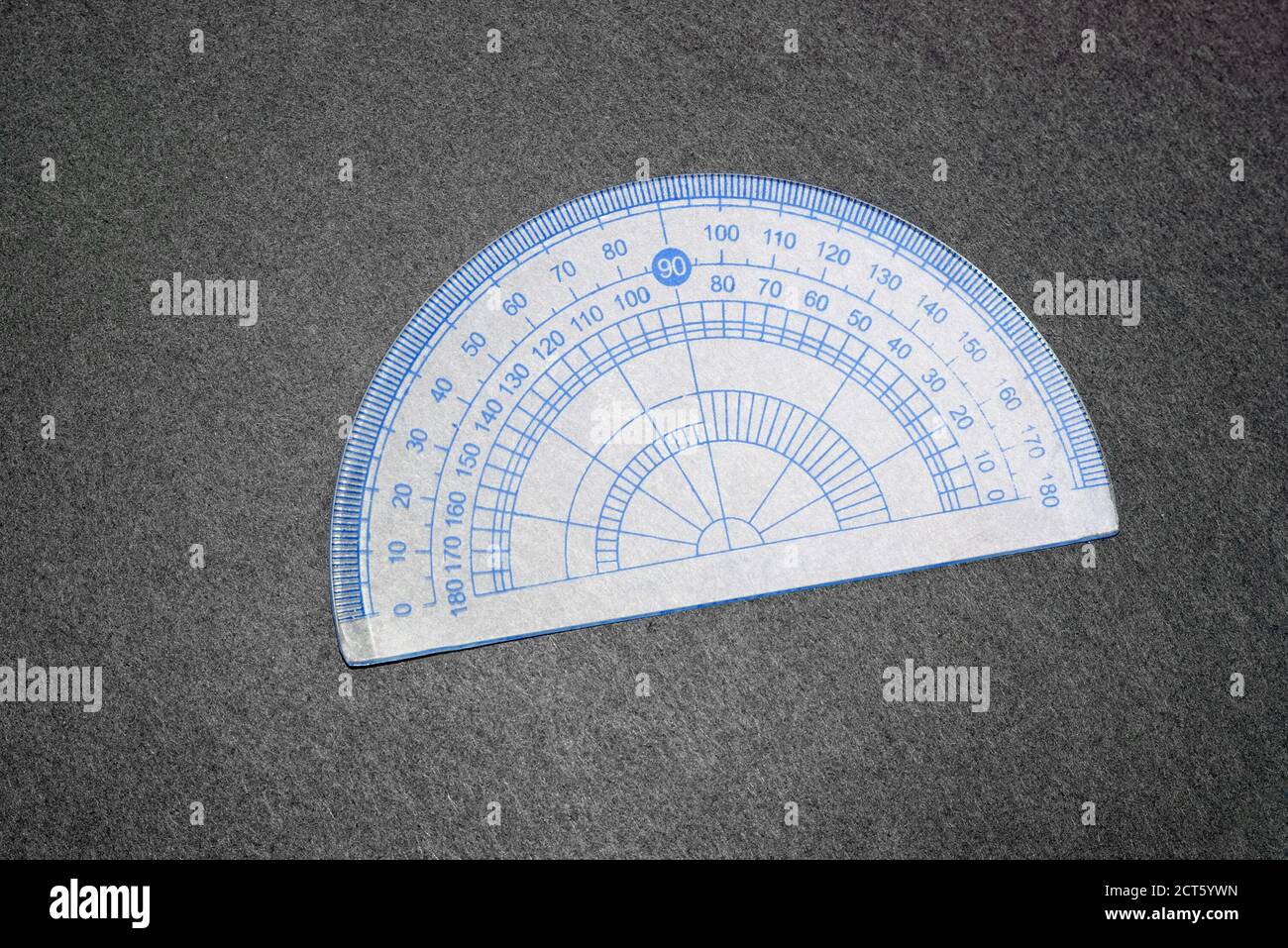 Primo piano di un goniometro blu trasparente su carta nera Foto Stock