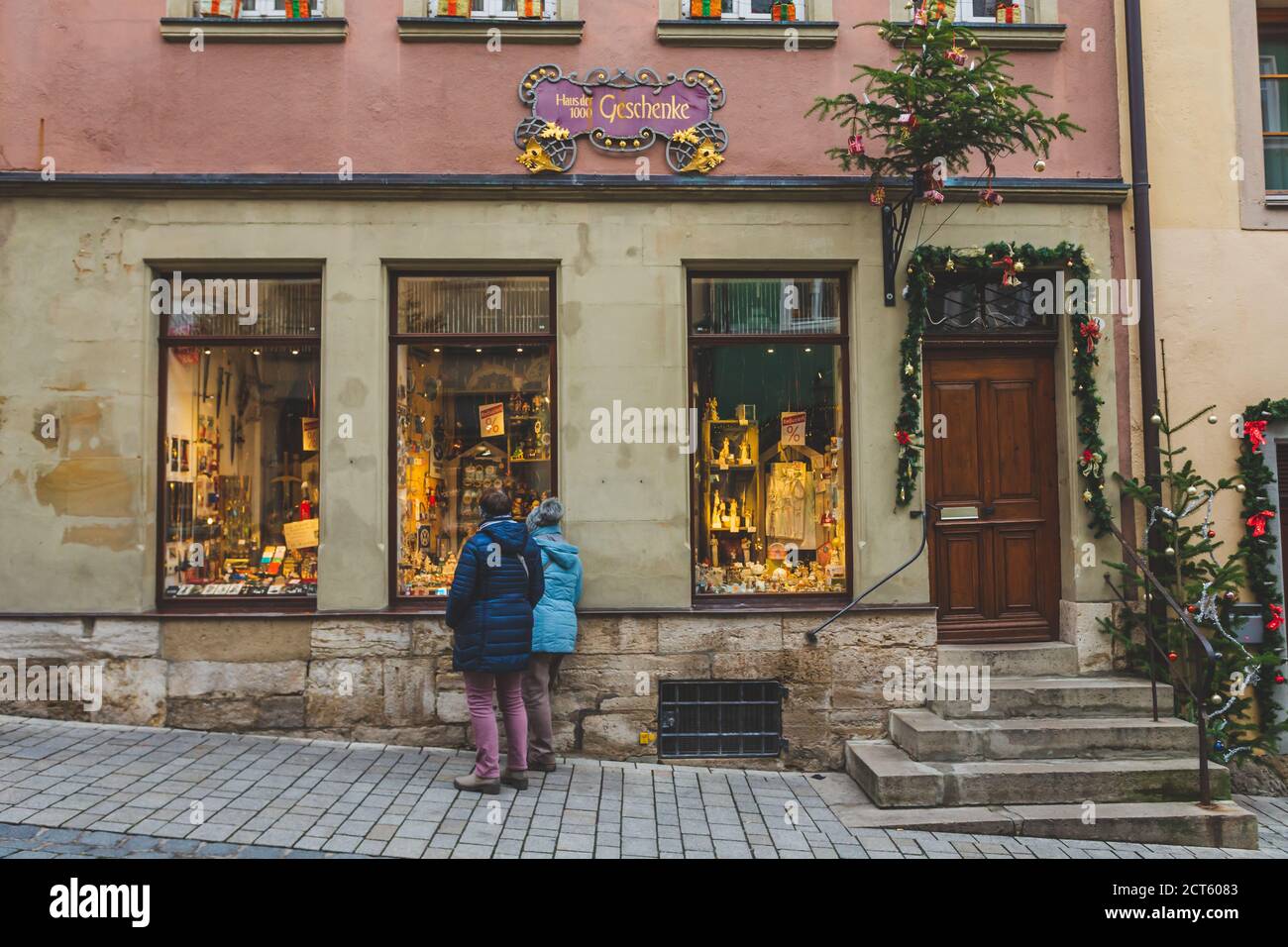 Rothenburg/Germany-1/1/19: Chi guarda la casa fritta Manuela del 1000 presenta una vetrina decorata per Natale nel centro storico di Rothenburg Foto Stock