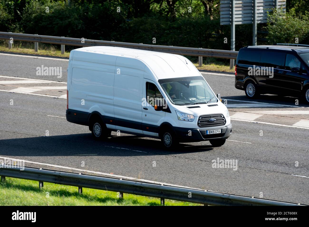 Un pulmino bianco sull'autostrada M40, Warwickshire, Regno Unito Foto Stock