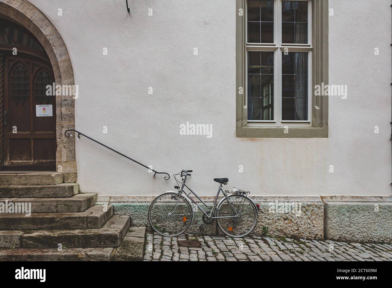 Rothenburg/Germany-1/1/19: La bicicletta a catena con telaio a gradini, parcheggiata su una strada in una città tedesca Foto Stock