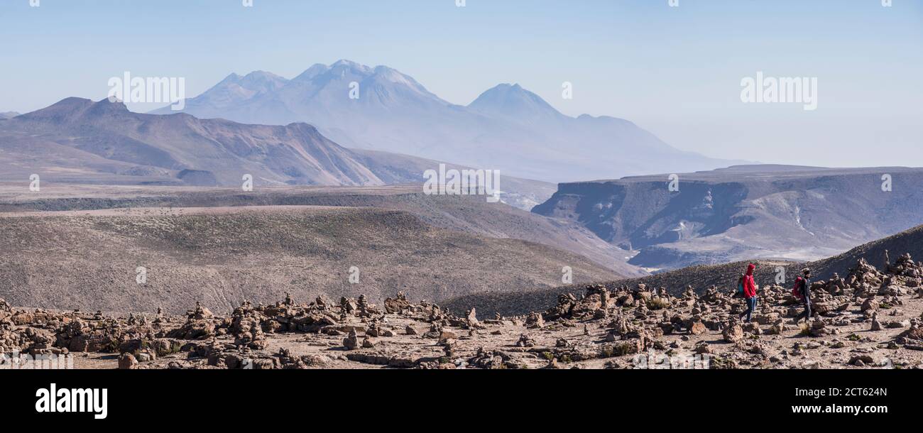 Vulcani dietro Abra Patapampa, un passo di montagna di 4,910 m tra Arequipa e Chivay, Ande, Perù, Sud America Foto Stock