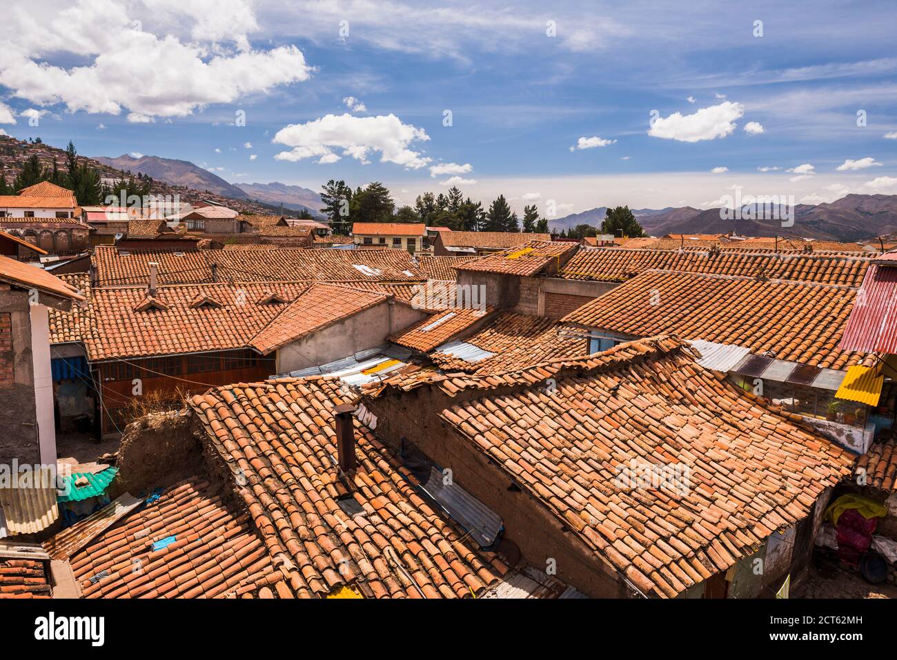 Tetti di tegole rosse di Cusco (aka Cuzco, Quscsu e Quosco), Cusco Regione, Perù, Sud America Foto Stock