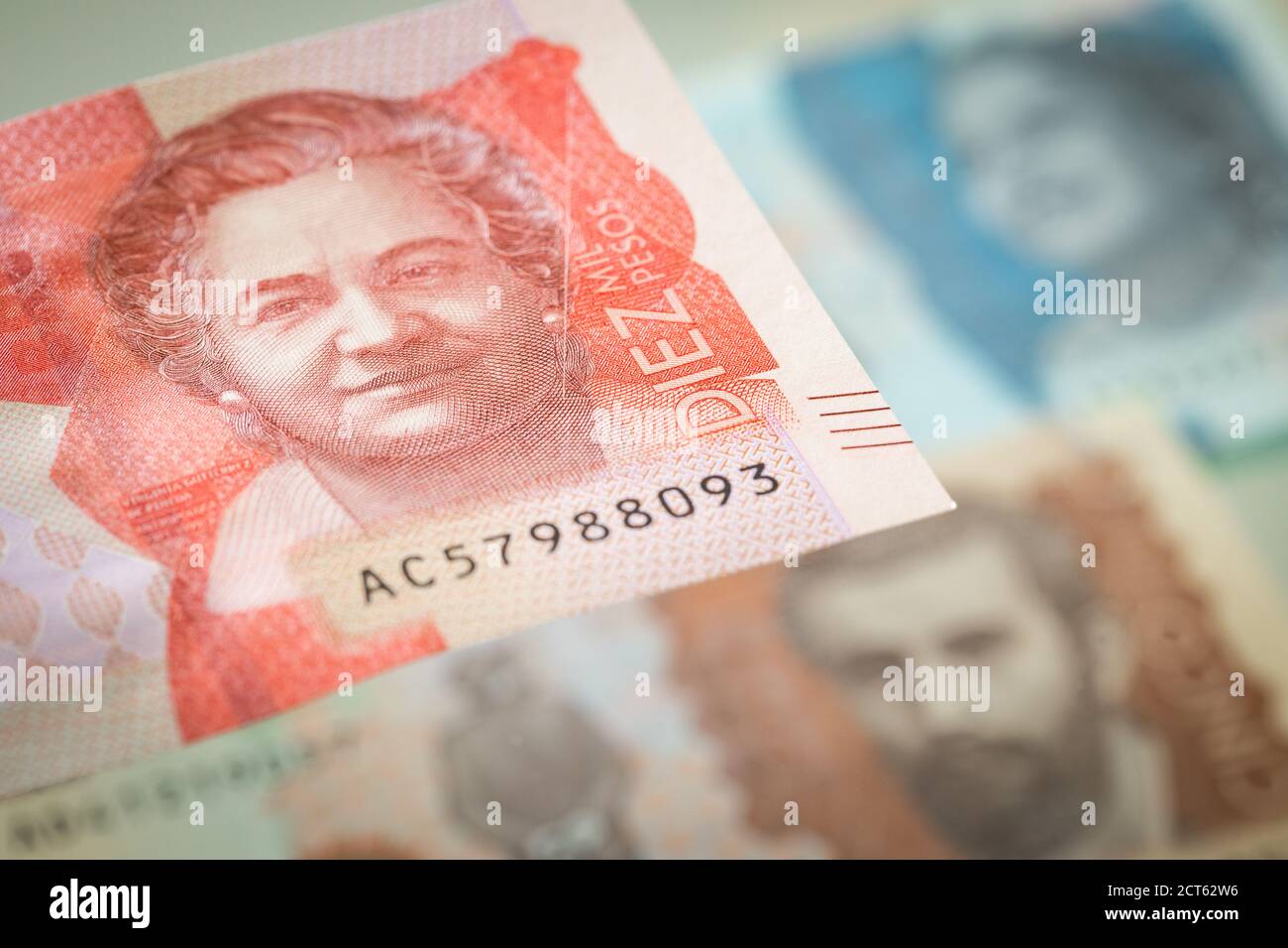 Moneta colombiana, pesos, banconote di carta di varie denominazioni Foto Stock