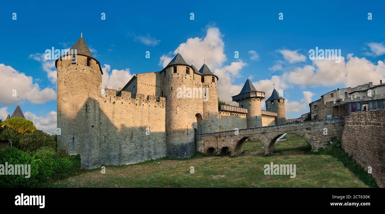 Carcassonne fortificazioni storiche medievali e mura di battaglia del castello di Carcassonne, Carcassonne Francia Foto Stock