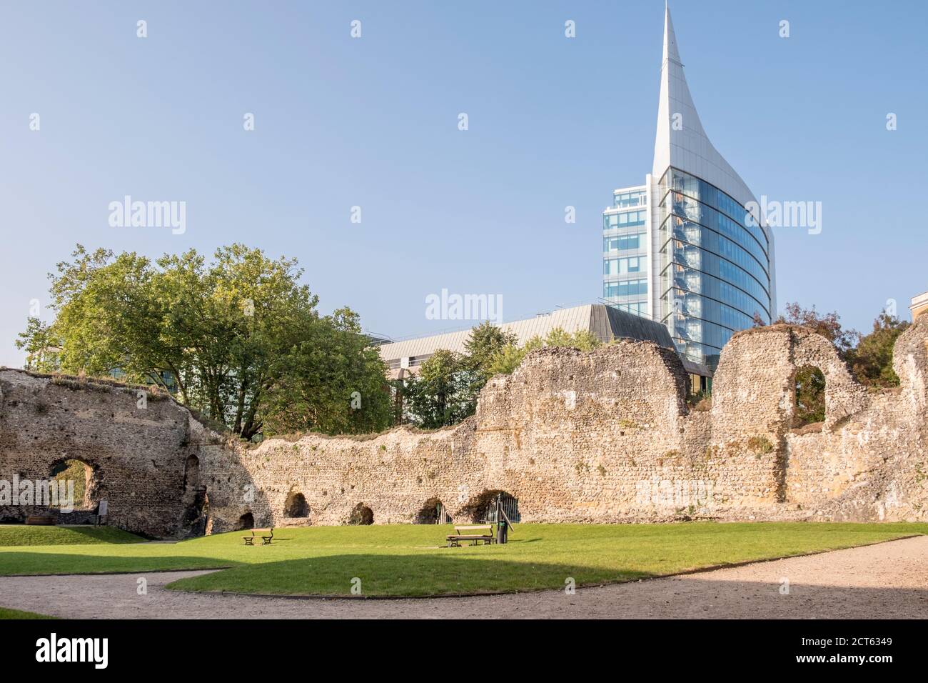 Rovine dell'abbazia di Reading con il grattacielo Blade sullo sfondo. Reading, Berkshire, Inghilterra sudorientale, GB, Regno Unito Foto Stock