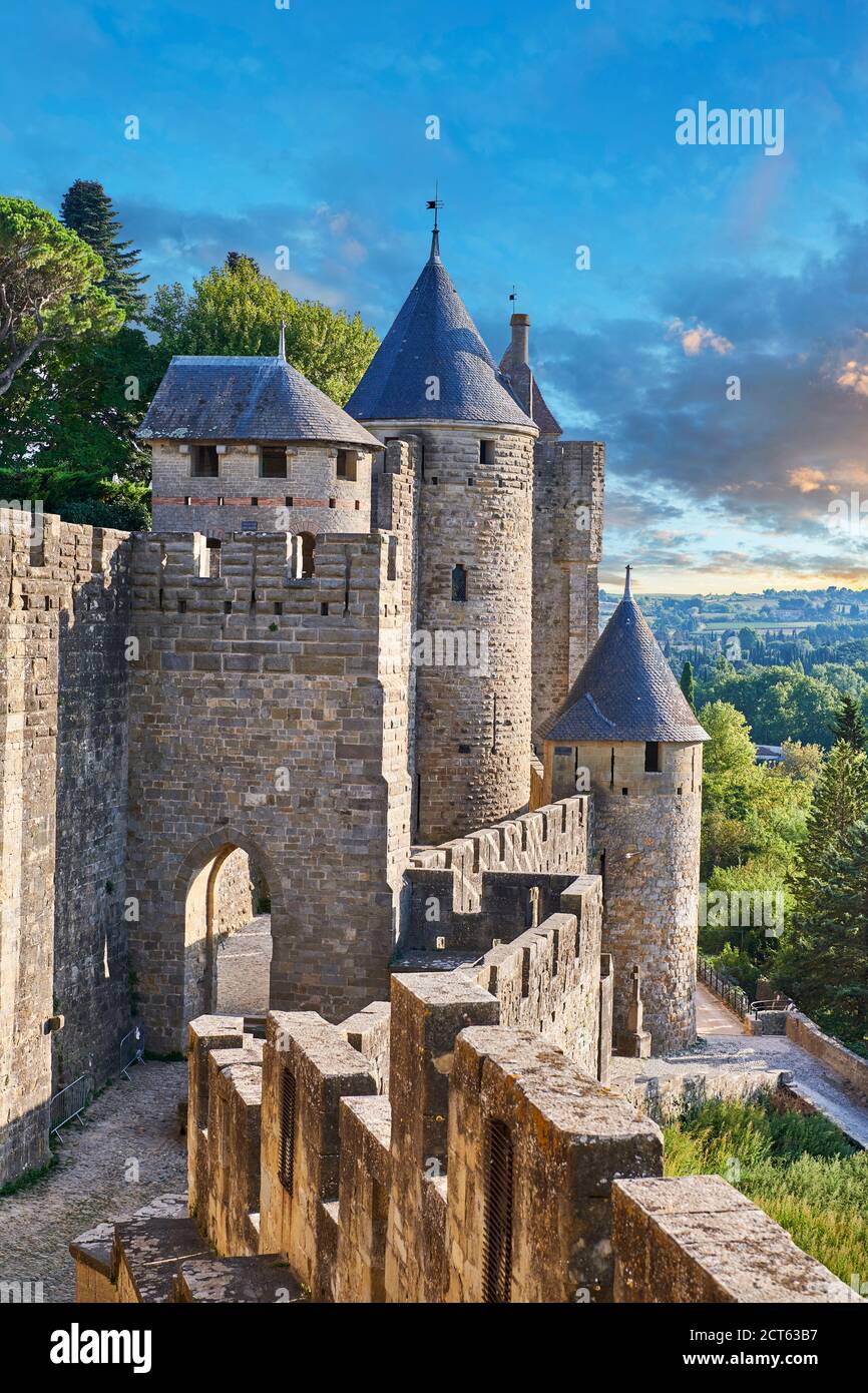 Carcasonne fortificazioni storiche medievali e mura di battaglia, Carcasonne Francia Foto Stock