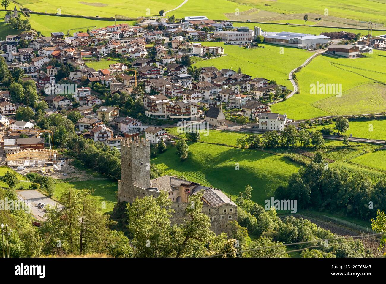 Veduta aerea del centro storico di Burgusio e del Castello del Principe, Val Venosta, Alto Adige, Italia Foto Stock