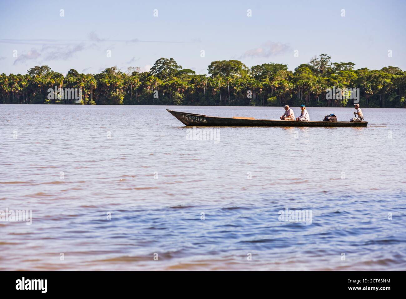 Gita in canoa sul lago Sandoval, la riserva nazionale di Tambopata, la giungla amazzonica del Perù, Sud America Foto Stock