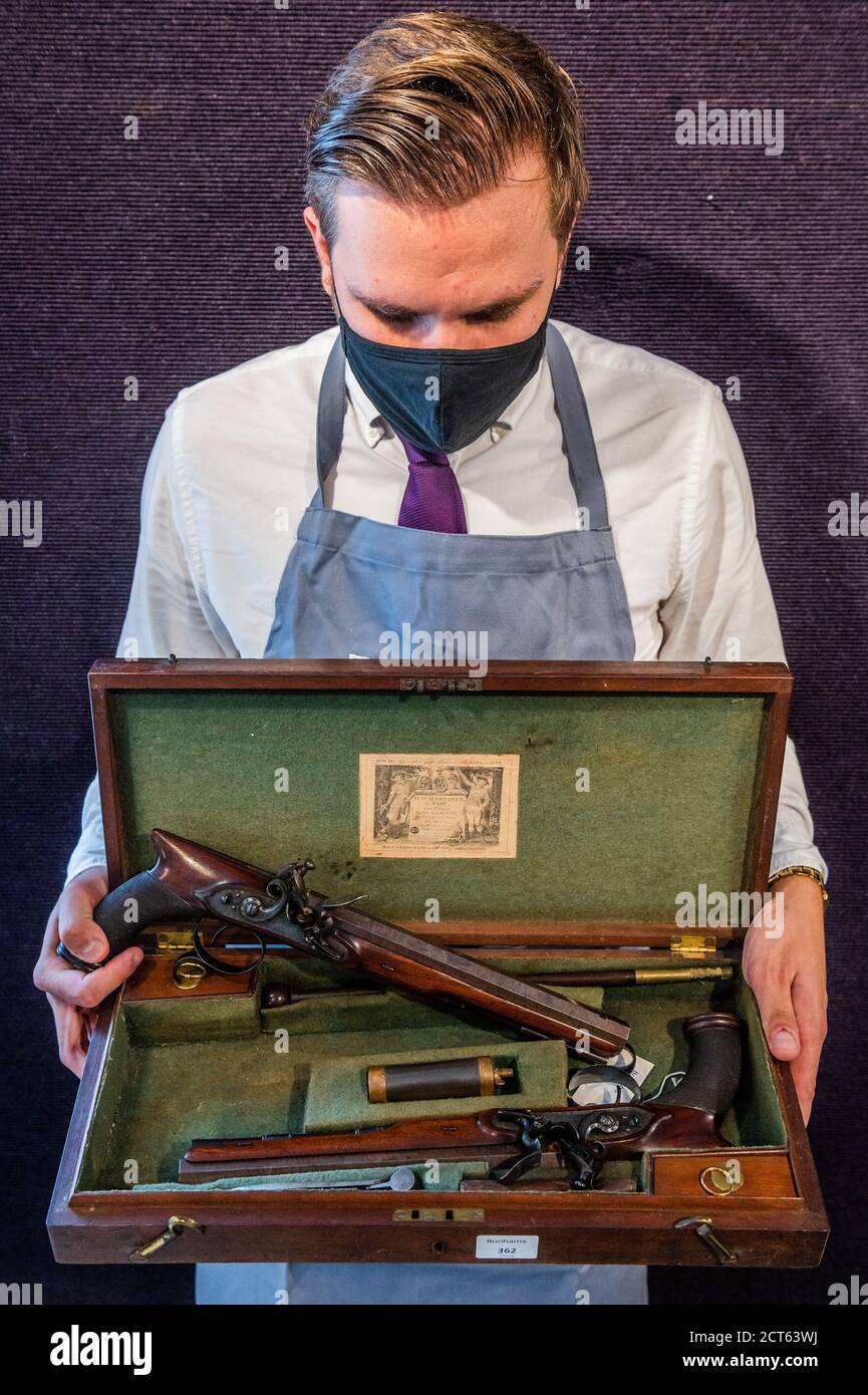 Londra, Regno Unito. 21 Settembre 2020. Un paio di pistole a 32 fori con manico a flintlock, da HW Mortimer & son, c1810, est £15-20,000 - Anteprima di Bonhams' Antique Arms e Armor vendita al loro Knightsbridge saleroom. La vendita si svolgerà mercoledì 23 settembre Credit: Guy Bell/Alamy Live News Foto Stock