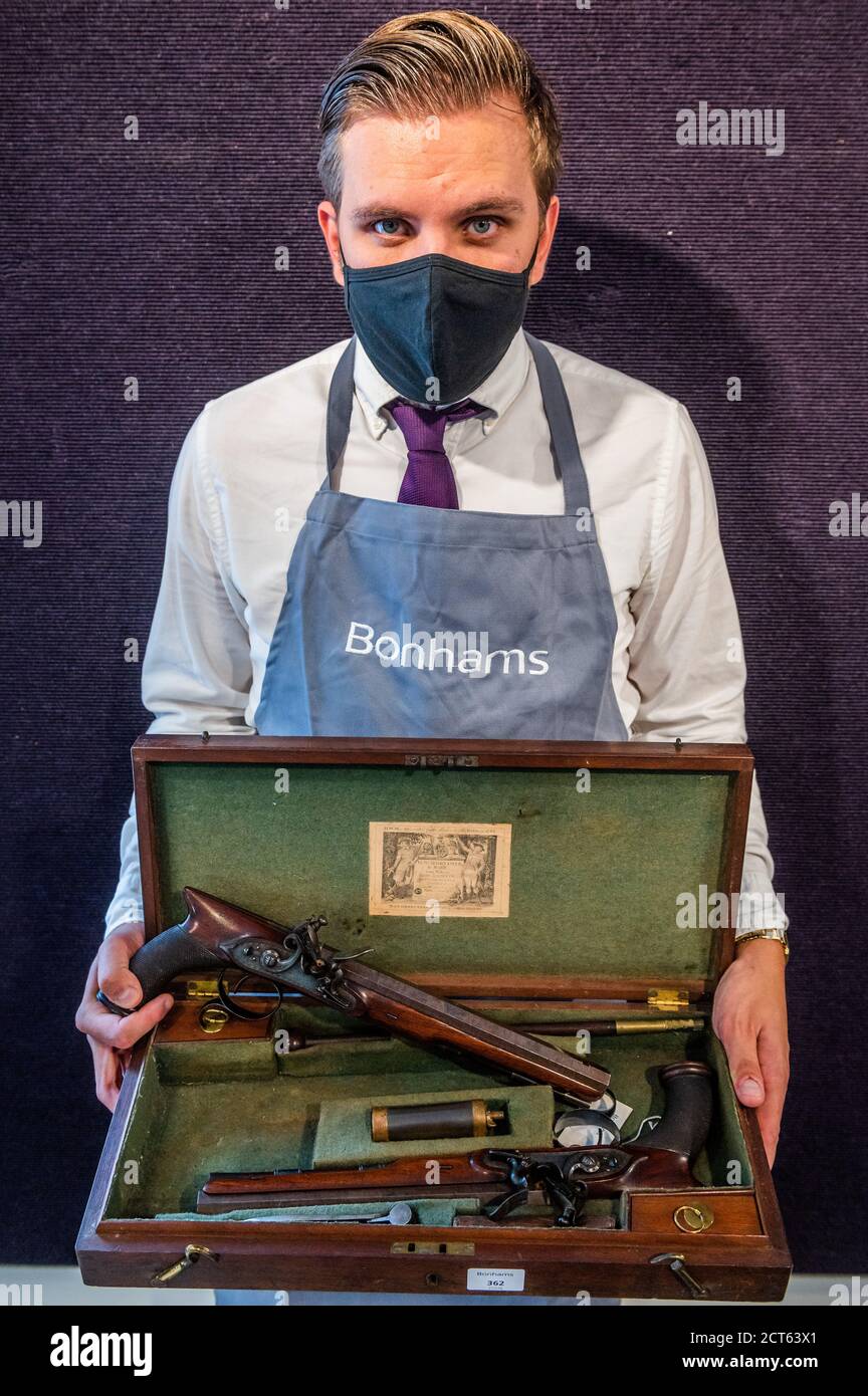 Londra, Regno Unito. 21 Settembre 2020. Un paio di pistole a 32 fori con manico a flintlock, da HW Mortimer & son, c1810, est £15-20,000 - Anteprima di Bonhams' Antique Arms e Armor vendita al loro Knightsbridge saleroom. La vendita si svolgerà mercoledì 23 settembre Credit: Guy Bell/Alamy Live News Foto Stock